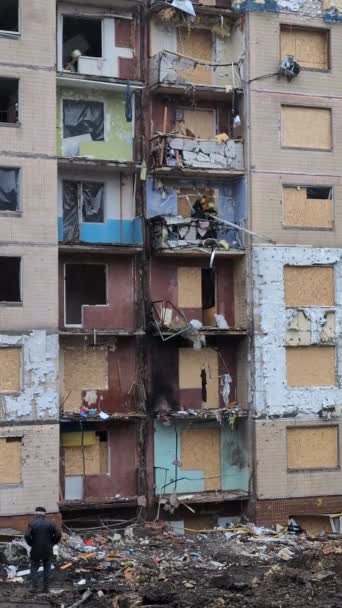 Киев Украина Января 2024 Года Разрушенный Фасад Дома Поврежденный Результате — стоковое видео