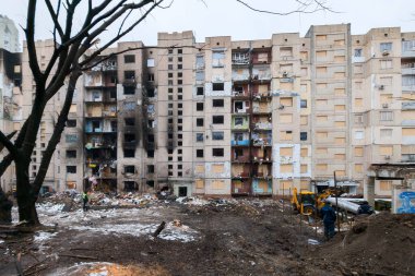 Kyiv, Ukrayna - 5 Ocak 2024: 2 Ocak 2024 tarihinde Rusya 'nın Ukrayna başkentine düzenlediği füze saldırısı sonucu yıkılan bir yerleşim yeri. Kurtarma ekipleri ve kamu çalışanları molozları temizliyor.. 