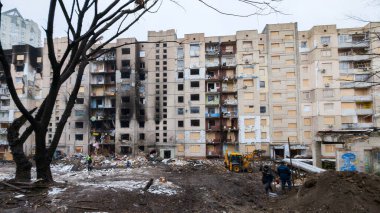 Kyiv, Ukrayna - 5 Ocak 2024: 2 Ocak 2024 tarihinde Rusya 'nın Ukrayna başkentine düzenlediği füze saldırısı sonucu yıkılan bir yerleşim yeri. Kurtarma ekipleri ve kamu çalışanları molozları temizliyor.. 
