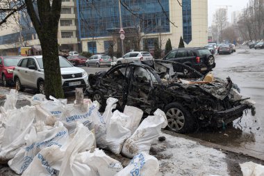 Kyiv, Ukrayna - 5 Ocak 2024: 2 Ocak 2024 tarihinde Rusya 'nın Ukrayna başkentine yaptığı füze saldırısında bir araba imha edildi.