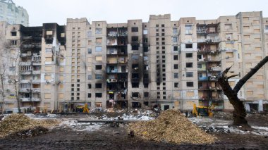 Kyiv, Ukrayna - 5 Ocak 2024: 2 Ocak 2024 tarihinde Rusya 'nın Ukrayna başkentine düzenlediği füze saldırısı sonucu yıkılan bir yerleşim yeri. Kurtarma ekipleri ve kamu çalışanları molozları temizliyor.. 