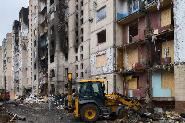 Kyiv, Ukrayna - 5 Ocak 2024: 2 Ocak 2024 tarihinde Rusya 'nın Ukrayna başkentine düzenlediği füze saldırısı sonucu yıkılan bir yerleşim yeri. Kurtarma ekipleri ve kamu çalışanları molozları temizliyor.. 
