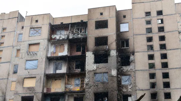 Kyiv, Ukrayna - 5 Ocak 2024: 2 Ocak 2024 tarihinde Rusya 'nın Ukrayna başkentine düzenlediği füze saldırısı sonucu yıkılan bir yerleşim yeri. Kurtarma ekipleri ve kamu çalışanları molozları temizliyor.. 