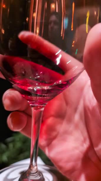 Червоне Вино Скляних Гойдалках Красиво Світить Світлі — стокове відео