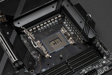 Kişisel bir bilgisayarın ana kartına yerleştirilmiş bir işlemci soketi..