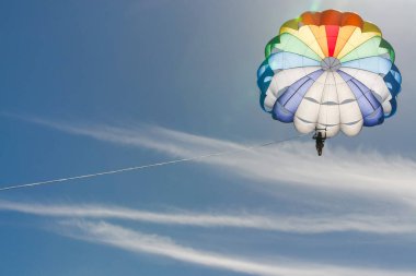 Bir Nefes Kesen Parasailing Deneyimi: Güneşli bir günde Gökyüzünün Üzerinde