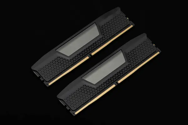 Siyah arkaplanda iki bilgisayar DDR RAM modülü