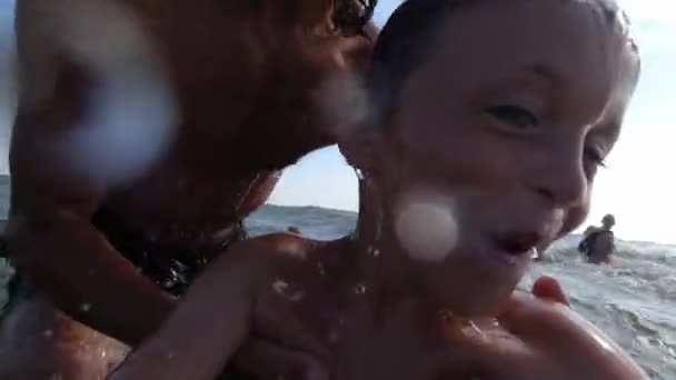 Chłopiec Nurkuje Wodzie Morskiej Patrząc Kamerę — Wideo stockowe