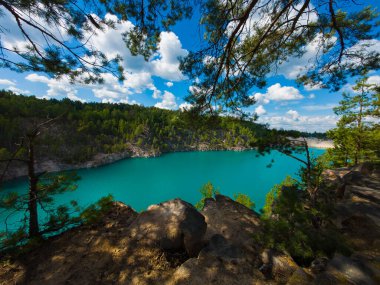 Yukarıdan güzel bir körfez manzarası. Güneşli bir yaz gününde turkuaz suyu olan bir göl manzarası.