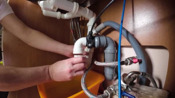 Ein Installateur Repariert Rohre Unter Einer Küchenspüle Beseitigt Wasseraustritte — Stockvideo