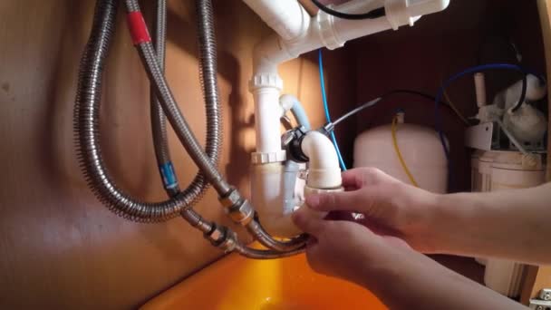 Водопроводчик Чинит Трубы Кухонной Раковиной Устраняет Утечку Воды — стоковое видео
