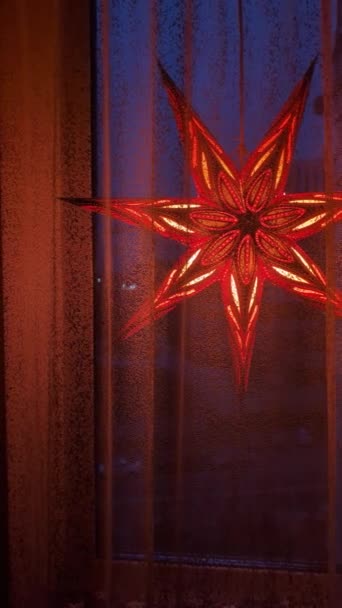 Різдвяна Зірка Або Зірка Віфлеєму Вікні Будинку Вертикальне Відео — стокове відео