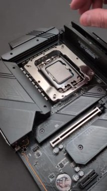 MSI ana kartında işlemci ve ısı giderici kurulumu. Dikey video