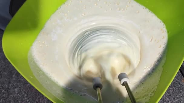 Sbattere Pasta Liquida Con Mixer Una Ciotola — Video Stock