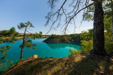 Güneşli bir yaz gününde turkuaz göl manzaralı güzel bir manzara.