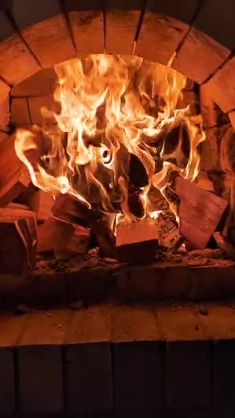 家的炉膛温暖温暖 给人温暖 橙色的火焰从烟囱上升起 垂直录像 — 图库视频影像