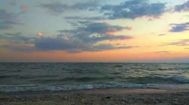 Yaz günü gün batımında deniz manzarası