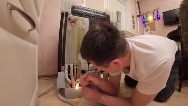 Hombre Está Reparando Propio Lavavajillas Revisa Las Conexiones Manguera Lavavajillas — Vídeos de Stock
