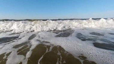 Güneşli bir günde deniz dalgaları. Deniz sörfü. Yavaş Hareket 