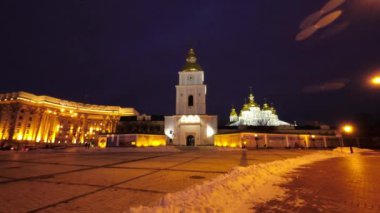 Ukrayna 'nın başkenti Kyiv' de bir kış akşamı Aziz Michael Katedrali