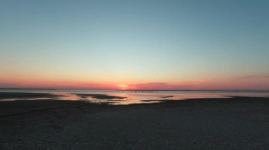 Kinburn Spit yaz sabahının erken saatlerinde. Halkın üzerinde gün doğumu