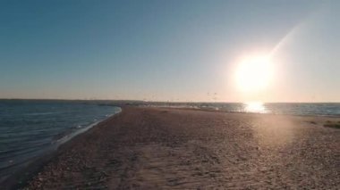 Kinburn Spit yaz sabahının erken saatlerinde. Halkın üzerinde gün doğumu