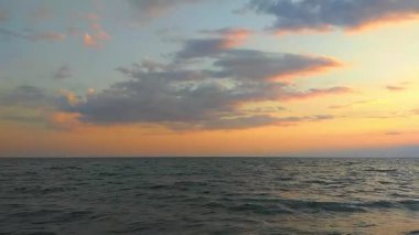 Yaz akşamında gün batımında deniz manzarası