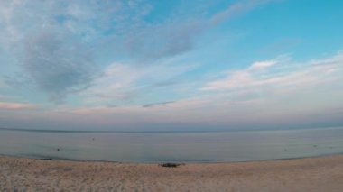 Deniz kıyısında güneşli bir sabah. Manzara