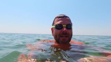 Yüzme gözlüklü bir adam Karadeniz 'in derinliklerine dalıyor..