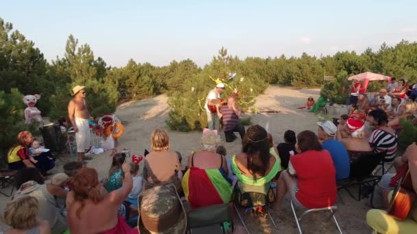 ウクライナ オコバフスキー地区ポロフカ 2019年8月7日 バードキャンプ提督 観光客がキャンプ場でプロや非プロのアーティストによるオープンエア公演を開催 — ストック動画