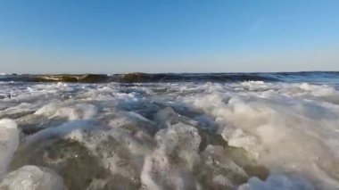 Güneşli bir günde denizde fırtına