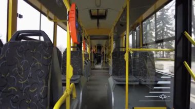 Sabahın erken saatlerinde hareket eden bir tramvayın içi.