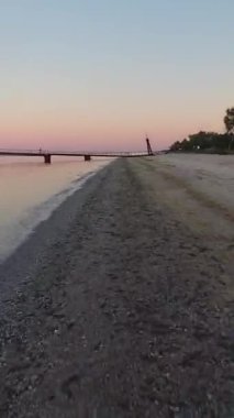 Sabahın erken saatlerinde deniz kıyısında hiperlapse olmuş. Şafak Manzara.