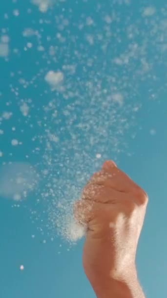 Sabbia Riversa Una Mano Sulla Macchina Fotografica Contro Cielo Blu — Video Stock