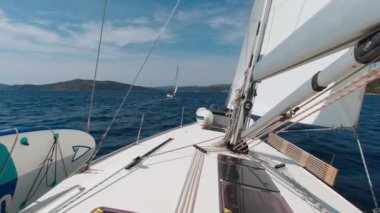 Yelkenli bir yat, Adriyatik Denizi 'nde güneşli bir yaz gününde suda koşar.