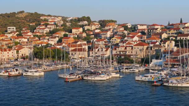 イブニングシティーの風景 マリーナと装飾されたヨットは 夕方の太陽によって照らされます クロアチア トロギール — ストック動画