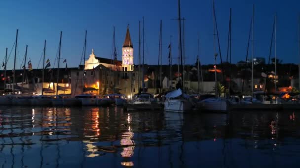 Vista Serale Del Porto Turistico Con Yacht Ormeggiati — Video Stock