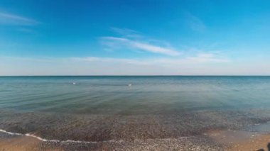 Deniz kıyısında güneşli bir sabah. Manzara