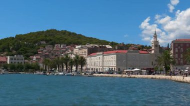 Split 'teki Sunlit Sahil Gezinti Alanı: Deniz Manzaralı Şehir Manzarası