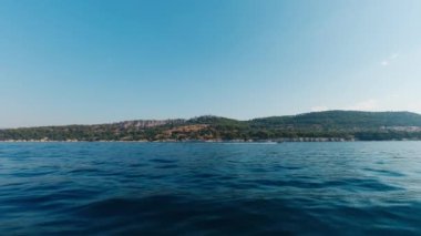 Hırvatistan kıyıları sabahın erken saatlerinde, yattan manzara