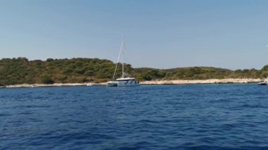 Adriyatik Denizi 'ndeki bir Hırvat adasının pitoresk kıyıları yakınlarındaki demirler