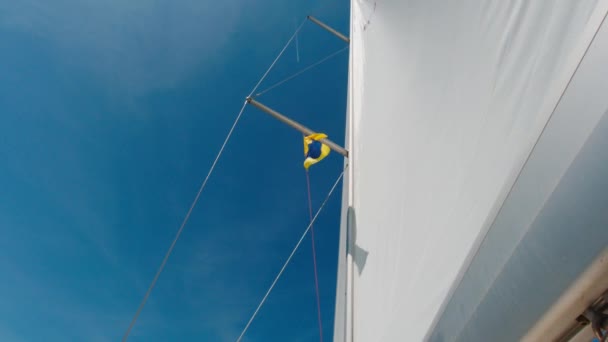 Yacht Πλεύσει Στο Φόντο Του Μπλε Του Ουρανού Και Του — Αρχείο Βίντεο