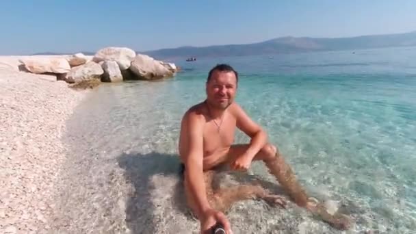Uomo Mostra Bellezza Della Spiaggia Pubblica Croazia All Inizio Della — Video Stock