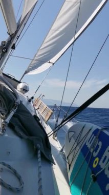 Dalgalı Yelkenler Altında Yat Hızları İleride. Yaz tatili ve yat sporu konsepti. Dikey Video