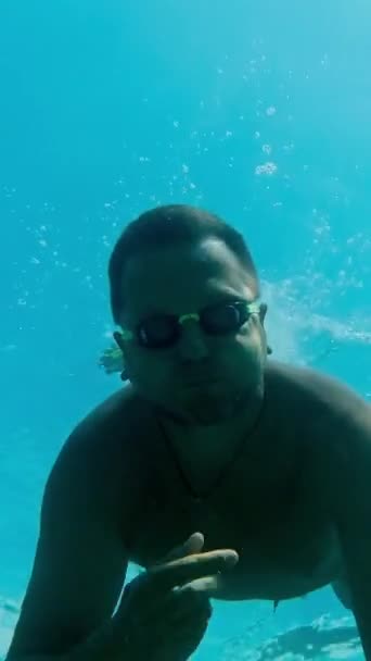 Uomo Con Gli Occhiali Tuffa Nel Mare Profondo Nuota Sott — Video Stock