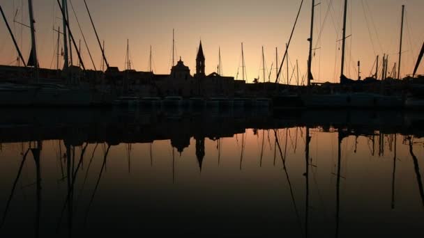 Silhouette Yacht Città Sullo Sfondo Alba Prima Mattina Croazia — Video Stock