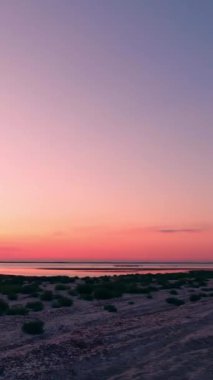 Kinburn Spit, Ukrayna. Tükürüğün kenarında gün doğumu. Dikey Video