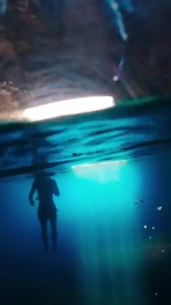 Люди Плавають Печері Адріатичному Морі Вид Зверху Під Водою Вертикальне — стокове відео