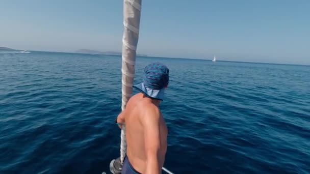 Чоловік Луці Рухомої Яхти Показує Своє Оточення Камери — стокове відео