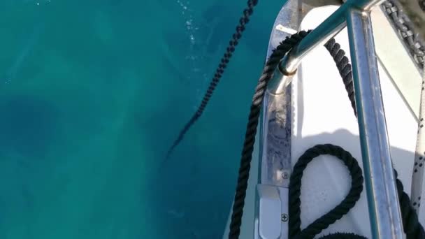 ヨットの水にアンカーを下げる — ストック動画